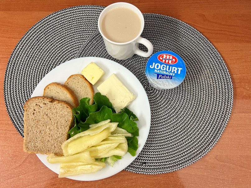 Na zdjęciu: Jogurt naturalny, Kawa zbożowa z mlekiem, Chleb mieszany pszenno-żytn, Chleb Graham, Masło extra 82%, Ser topiony, Papryka świeża, Sałata zielona